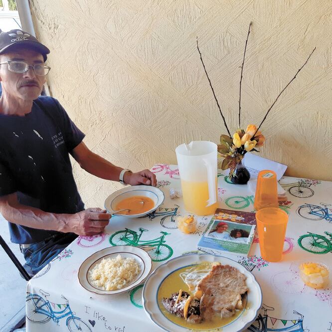 Javier García, comensal de un comedor comunitario, dijo que este tipo de iniciativas son las que más apoyan a la ciudadanía. VÍCTOR ORTEGA. EL UNIVERSAL