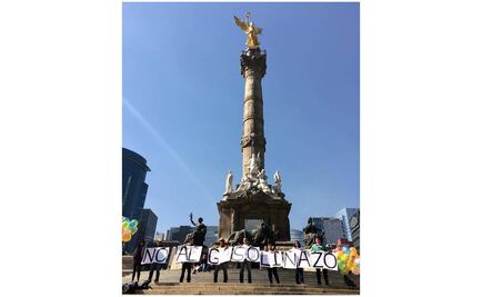 Manifestantes en el Ángel piden a Reyes Magos parar el gasolinazo