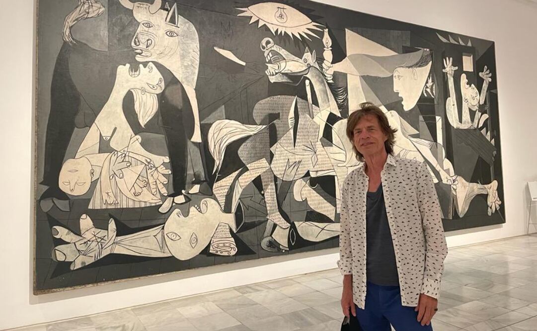 Se le ve al artista, parado delante del célebre cuadro “Guernica”, de Pablo Picasso. Foto: Vía Twitter Mick Jagger