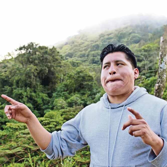 El maestro Marcelo Pastor explica que el mazateco es tonal, por eso se puede traducir a los silbidos y éstos podrían ser otra variante de la lengua. (ALICIA PEREDA. EL UNIVERSAL)
