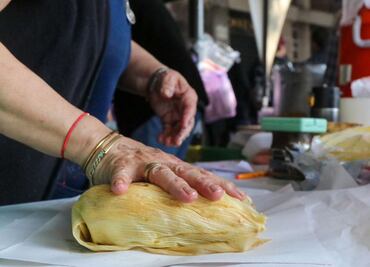 Historias de tamal: tradición y esfuerzo en el Día de la Candelaria; vendedores duplican su producción