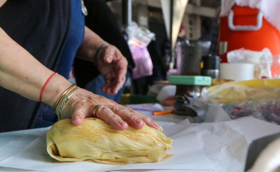 Historias de tamal: tradición y esfuerzo en el Día de la Candelaria; vendedores duplican su producción. Foto: Axel Sánchez
