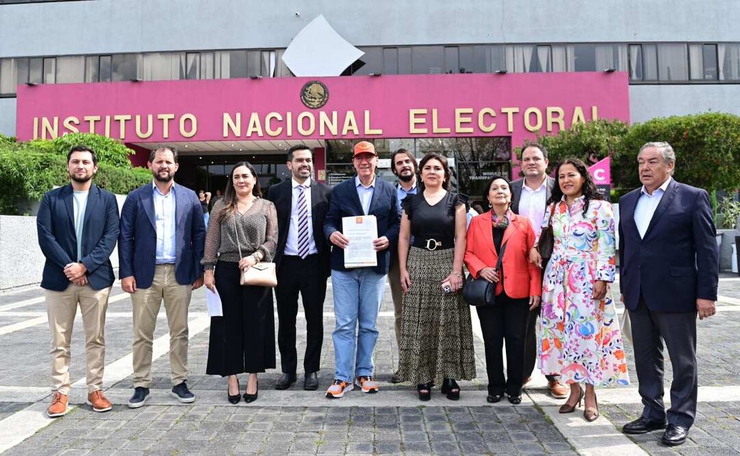 Jorge Álvarez Máynez compartió una imagen en la que se le observa junto a Dante Delgado, Juan Zavala, Braulio López, Amalia García e Ivonne Ortega, entre otros emecistas, frente a la entrada del INE tras entregar la petición al organismo. Foto: X @MovCiudadanoMX