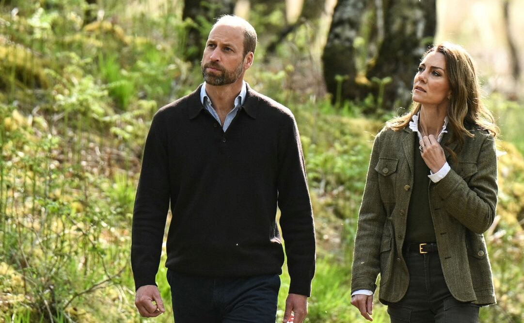 Príncipe William y la princesa Kate caminan por el bosque comunitario de Ardura para destacar la importancia de proteger y defender el medio ambiente natural, durante una visita a la isla de Mull, en el oeste de Escocia, el 30 de abril de 2025. Foto: AFP