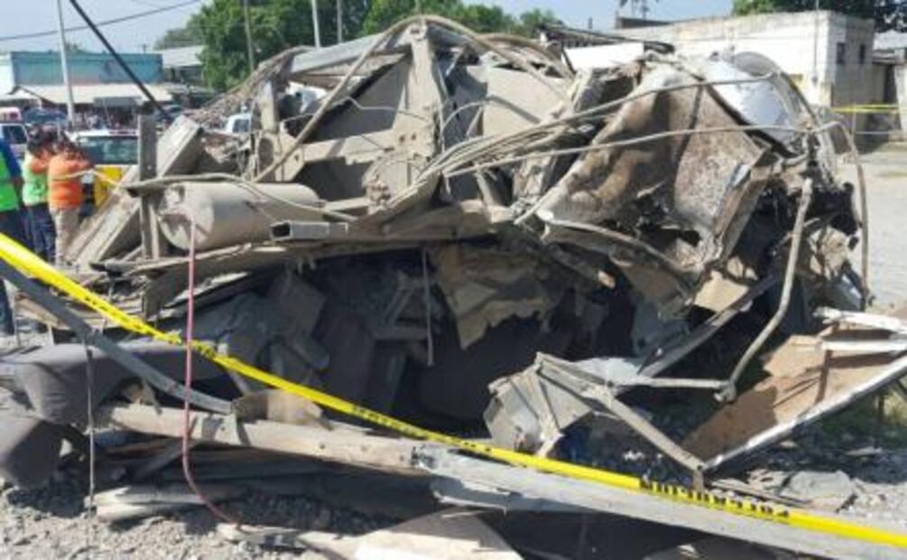 Tren impacta autobús en Tamaulipas; lo parte a la mitad