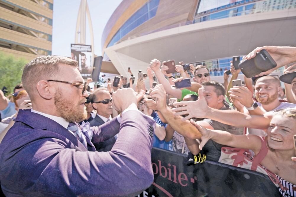 Seguidores de Conor McGregor buscaron a toda costa captar imágenes. (STEVE MARCUS. REUTERS)