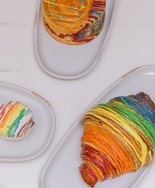 Macarons, y croissants multicolor durante junio. Foto: IG @derbamatchacafe