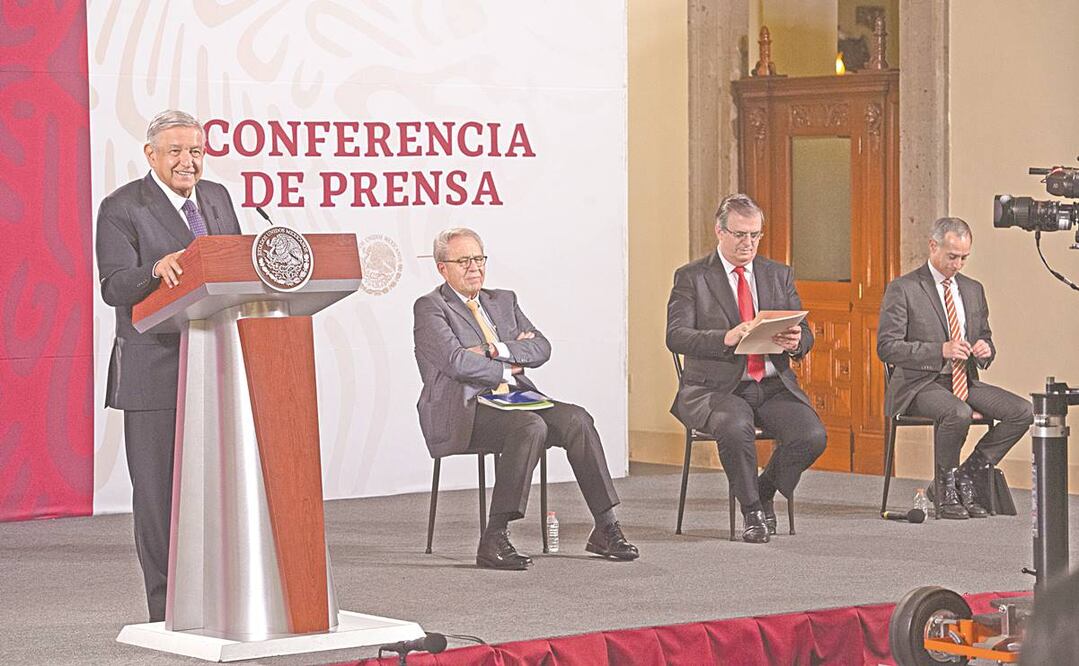 El presidente López Obrador, acompañado de los funcionarios Jorge Alcocer, Marcelo Ebrard y Hugo López-Gatell, en Palacio. Foto: RESIDENCIA