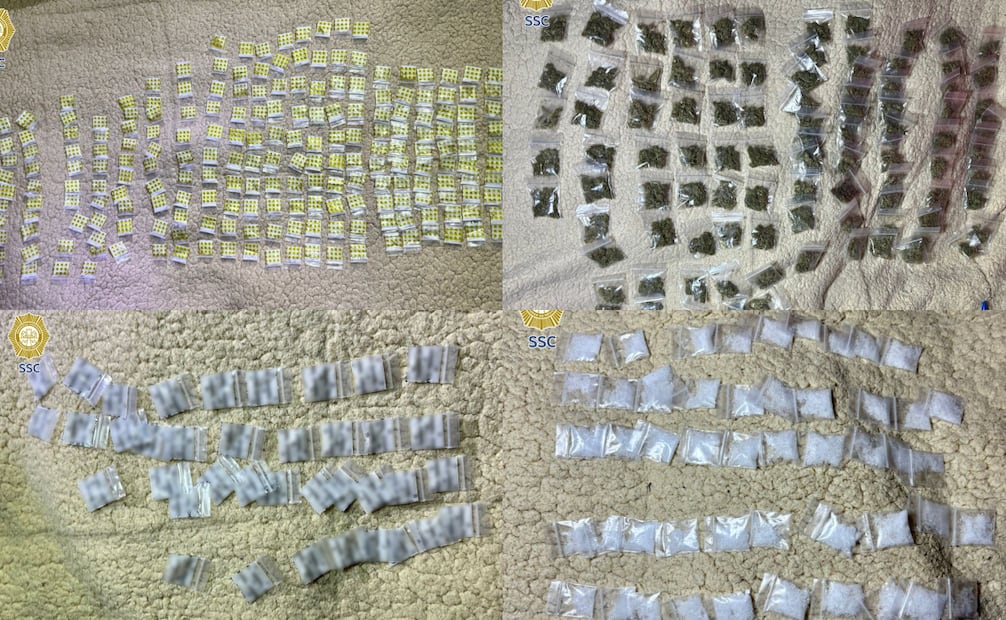 Caen 4 presuntos integrantes de “La Unión Tepito” en la alcaldía Cuauhtémoc; aseguran más de 450 dosis de presunta droga.
Foto: Especial.