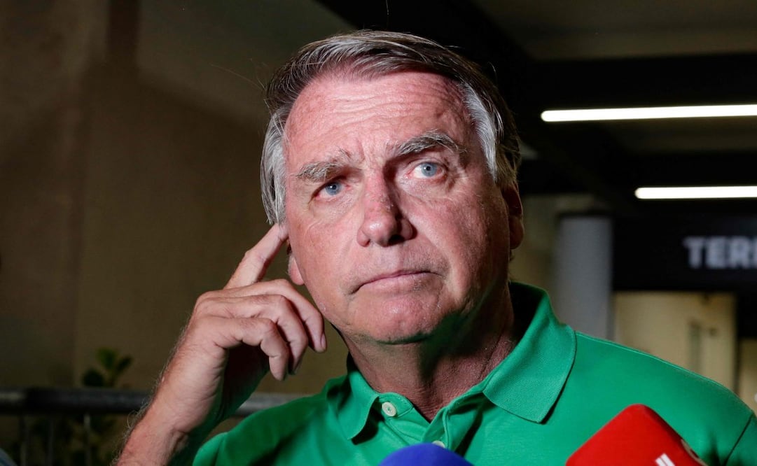 Jair Bolsonaro gesticula durante una conferencia de prensa sobre su defensa en el caso de la Corte Suprema sobre actos contra la democracia brasileña el 8 de enero de 2023, a su llegada al aeropuerto de Brasilia el 6 de marzo de 2025. La Corte Suprema de Brasil rechazó una solicitud de arresto domiciliario por motivos de salud presentada por el expresidente Jair Bolsonaro, quien se encuentra en prisión por un intento de golpe de Estado, según una sentencia judicial publicada el 1 de enero de 2026. Foto: AFP