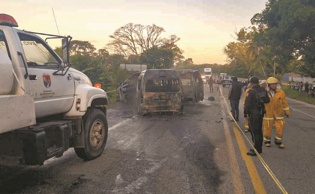 Dos camionetas Toyota chocaron ayer a la altura de un corralón de autos siniestrados, informó la Fiscalía General de Chiapas. Foto: Protección Civil del Estado de Chiapas