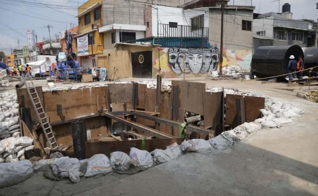 Vecinos indicaron que por las obras de reparación del socavón en la colonia Renovación, en algunas de sus viviendas y negocios el suelo se ha abierto. Foto: de CARLOS MEJÍA. EL UNIVERSAL
