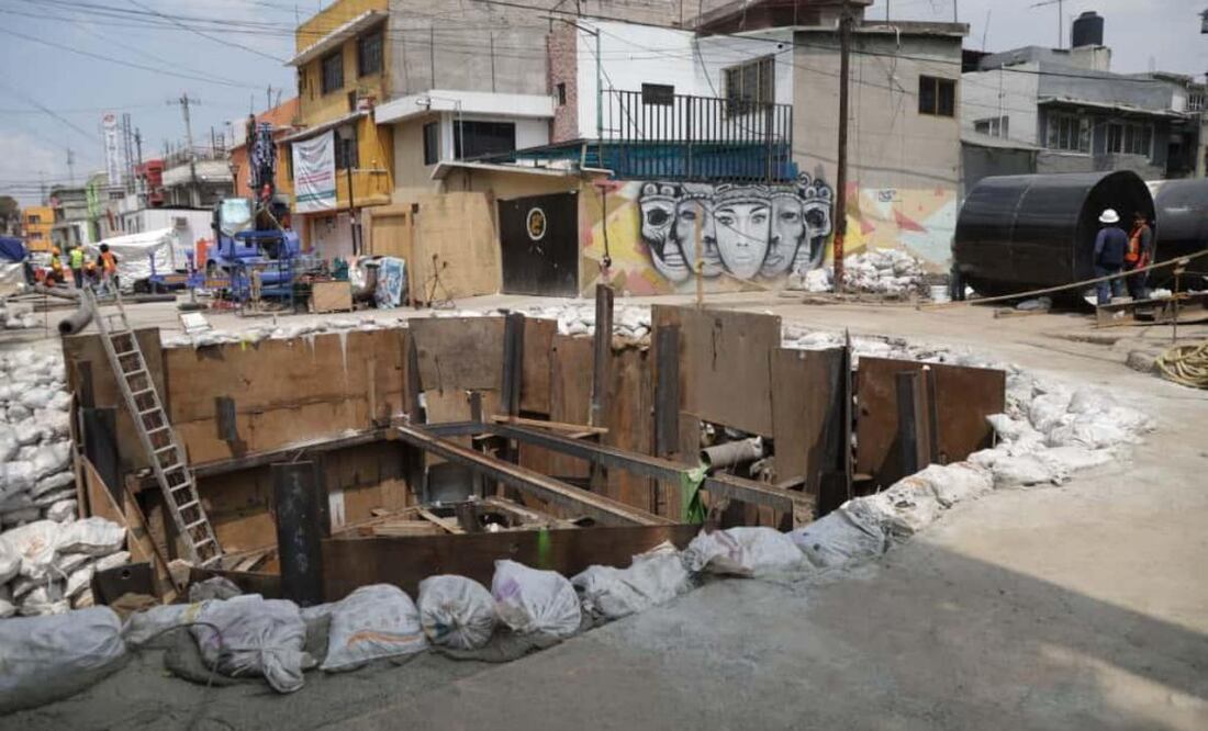 Vecinos indicaron que por las obras de reparación del socavón en la colonia Renovación, en algunas de sus viviendas y negocios el suelo se ha abierto. Foto: de CARLOS MEJÍA. EL UNIVERSAL