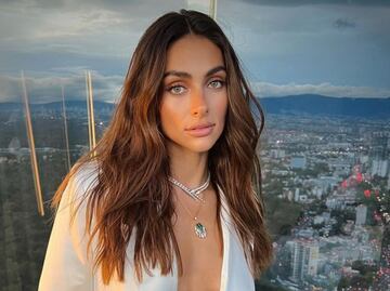 Renata Notni derrocha belleza en portada de la revista Glamour