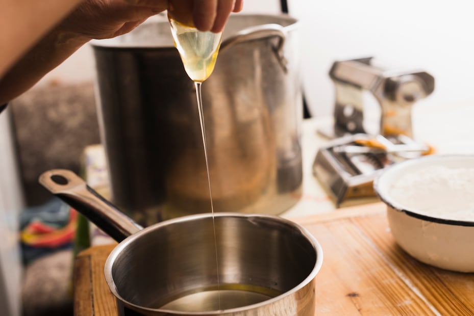 Un chorrito de vinagre puede transformar una receta y potenciar sus sabores. Foto: Freepik