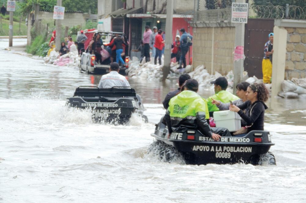 La presa Ángulo, en Cuautitlán Izcalli, convirtió en ríos las calles de colonia s como Ejidal San Isidro, Ampliación Ejidal San Isidro, La Presita y Tres Picos. (ARCHIVO EL UNIVERSAL)