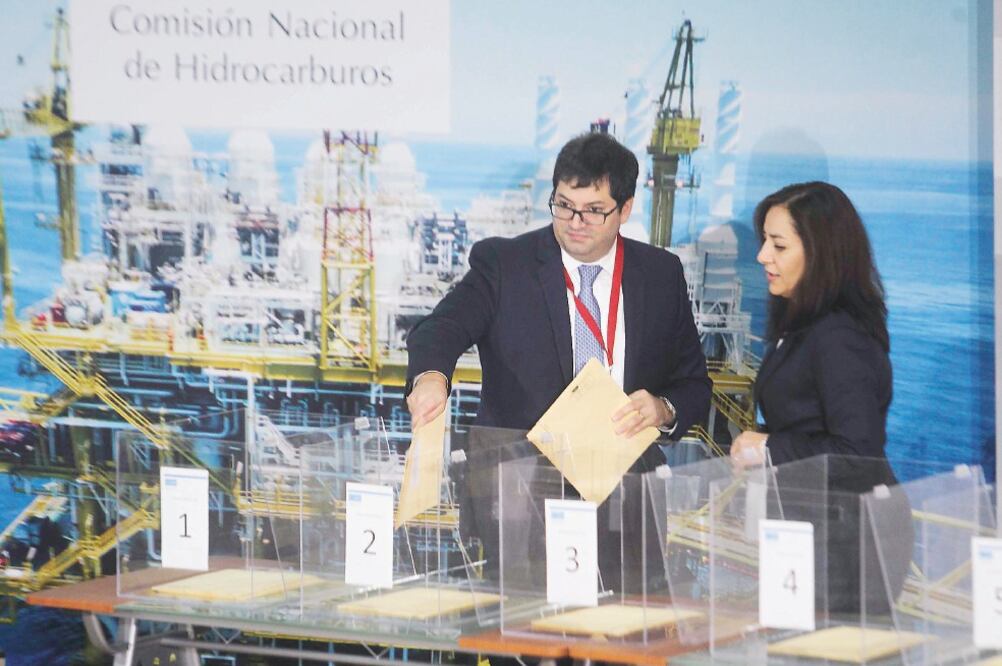 Según el texto del TPP, en el sector energético podrían no aplicar las reglas en contratos que no excedan un total de 892 millones de dólares anuales (ARCHIVO EL UNIVERSAL)