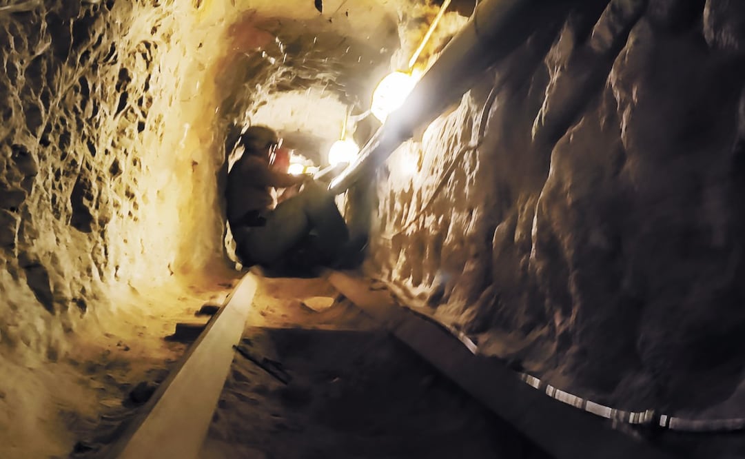 EL UNIVERSAL tuvo acceso a un túnel detectado por EU por el que cárteles mexicanos buscan mover dinero, armas y droga. Es estrecho, cuenta con electricidad y rieles. Foto: EDUARDO DINA. EL UNIVERSAL