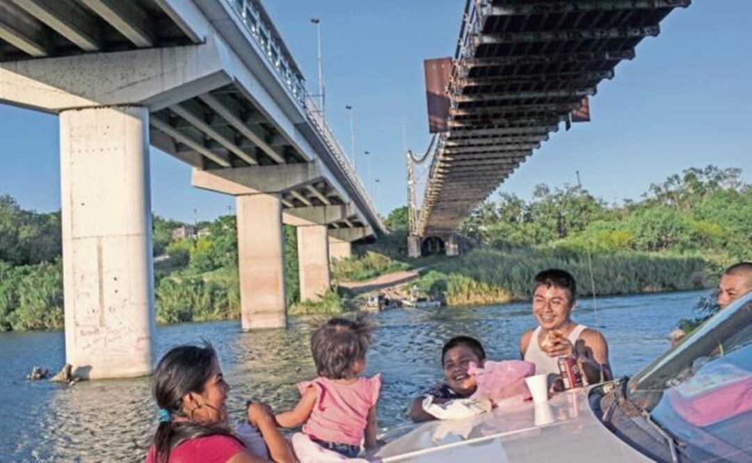 A family has a picnic at a side of Bravo River in Mexican border state of Tamaulipas- Photo: AP