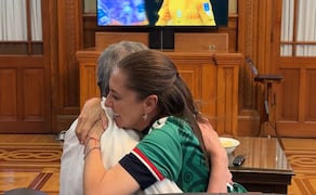 Claudia Sheinbaum mira el partido México vs Corea del Sur desde Palacio Nacional con su esposo. FOTO: ESPECIAL