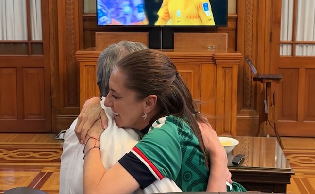 Sheinbaum festeja junto a Jesús Tarriba gol de México frente Corea; "su triunfo nos llena de orgullo", celebra