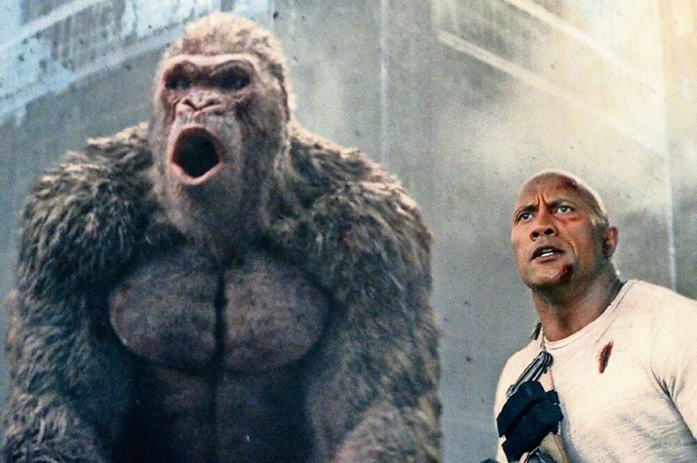 Dwayne Johnson encarna en el filme de acción a un primatólogo. Foto: CORTESÍA