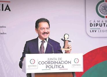 Diputado morenista teje campaña hasta con “monito”