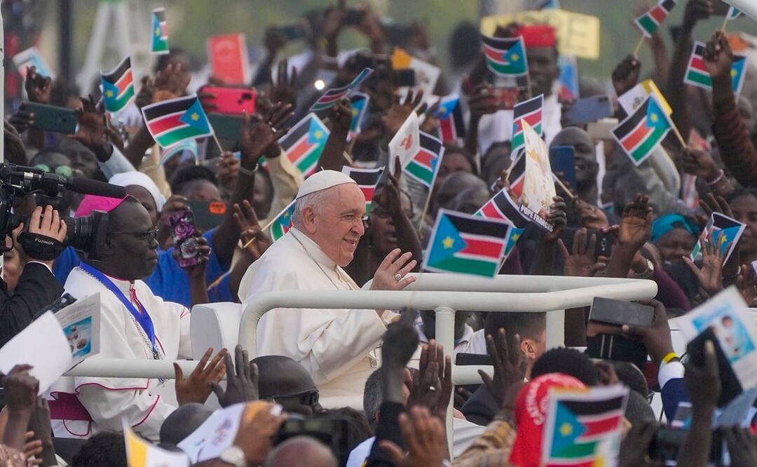 El papa Francisco llega para celebrar una misa masiva en el Mausoleo de John Garang en Yuba, Sudán del Sur. Foto: AP