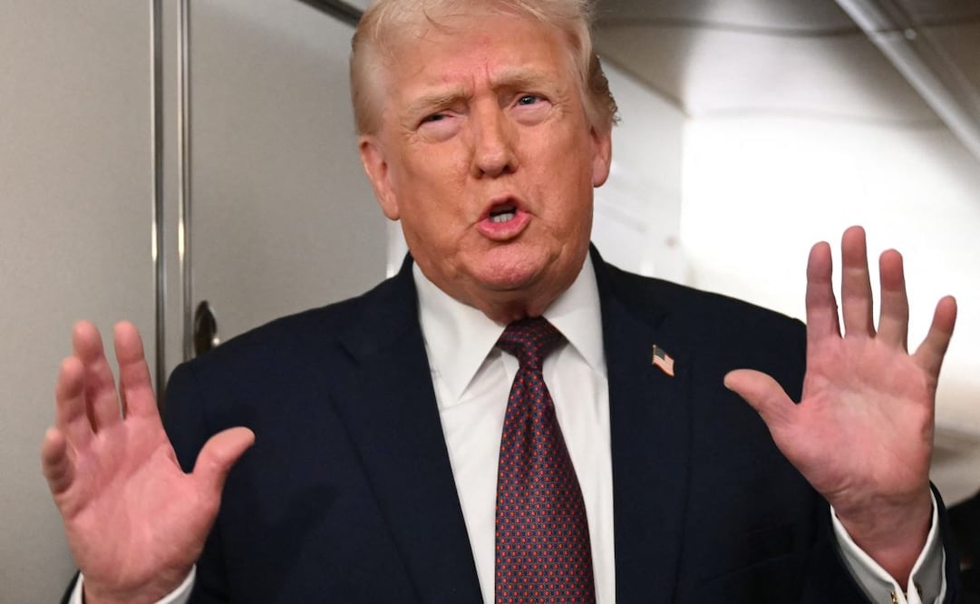 El presidente de Estados Unidos, Donald Trump, habla con la prensa a bordo del Air Force One el 11 de enero de 2026. Trump afirmó el domingo que su administración estaba trabajando en conjunto con la líder interina de Venezuela, Delcy Rodríguez, y que estaría dispuesto a reunirse con ella. Foto: AFP