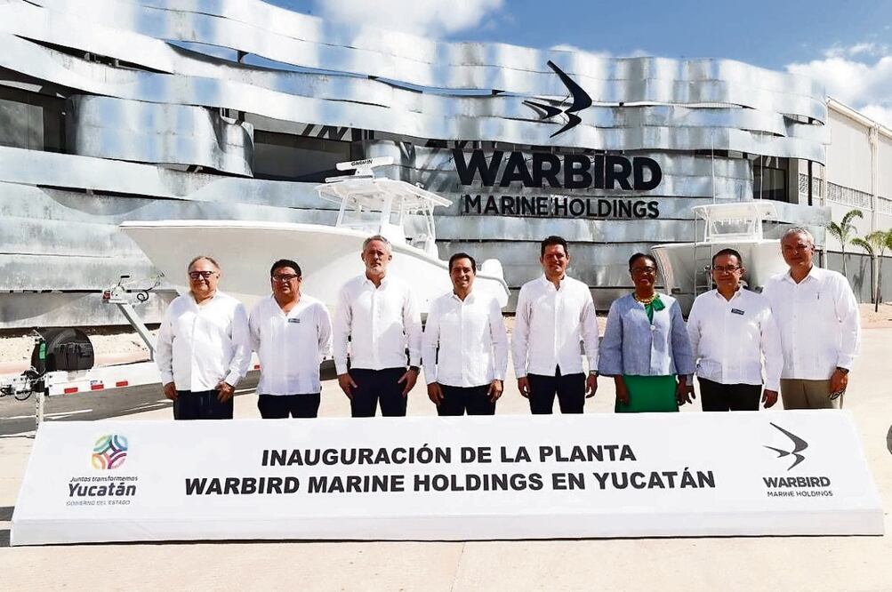 Representantes de empresa Warbird Marine Holdings y autoridades de Yucatán inauguraron ayer la nueva planta de la firma en el estado. Foto: Especial