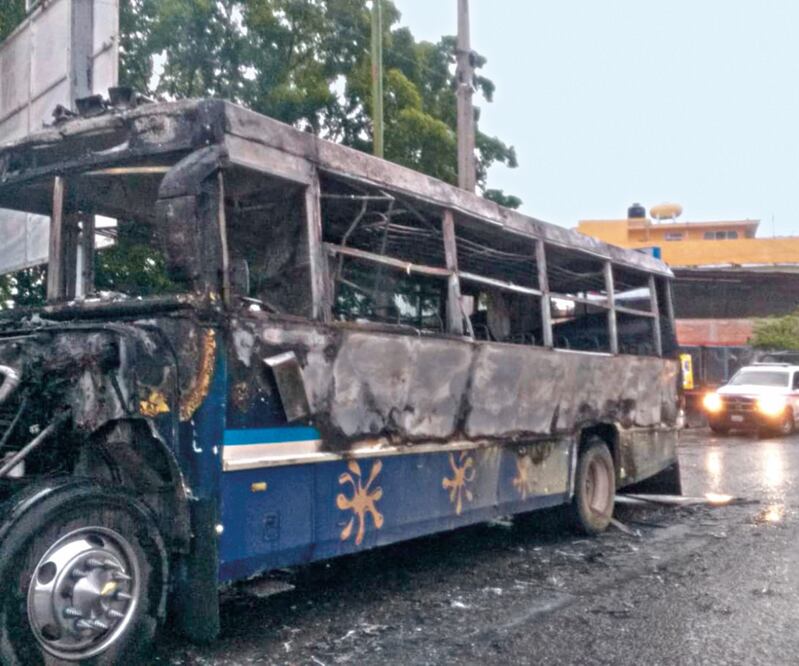 Hombres encapuchados incendiaron un camión de pasajeros de la ruta Chilpancingo-Colotlipa, en el municipio de Quechultenango. Foto: Especial