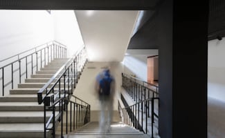 Precariedad marca a la generación Z; millones estudian menos y ganan poco