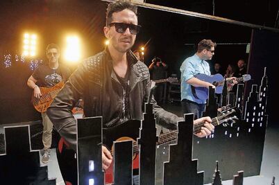 Cinco claxons iluminan el árbol navideño de Coppel