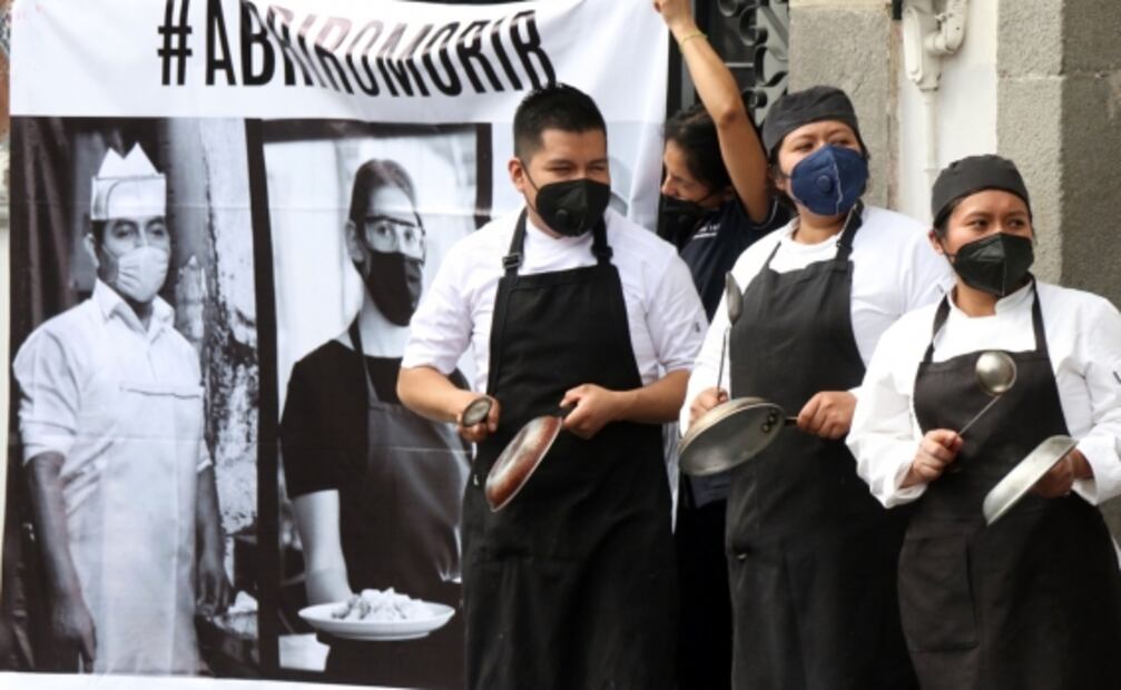 Aumento en la venta de flores y coronas, Metro sin servicio y protestas de ciclistas, entre las fotos de la semana