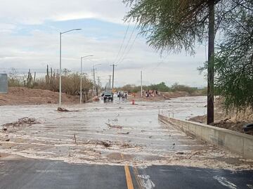 Lluvias de "Ivo" dejan inundaciones y crecidas de arroyos en La Paz, BCS; rescatan a menor que era arrastrado por la corriente