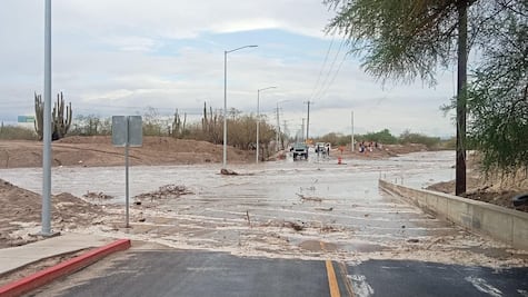 Lluvias de "Ivo" dejan inundaciones y crecidas de arroyos en La Paz, BCS; rescatan a menor que era arrastrado por la corriente