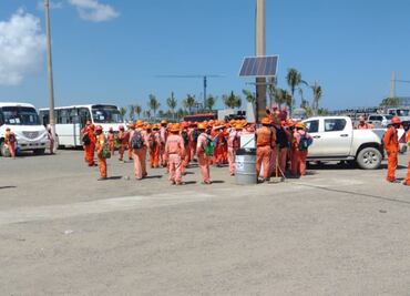 Trabajadores de ICA realizan paro de labores en refinería de Dos Bocas