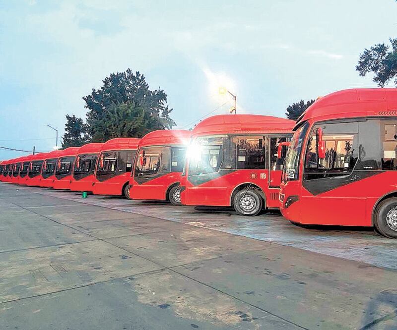 Los autobuses articulados de la empresa Corredor Tepalcates- Tacubaya se encuentran en el Patio Oriente. Sin el uso, se pierden los recursos para pagar su financiamiento. Foto: ESPECIAL