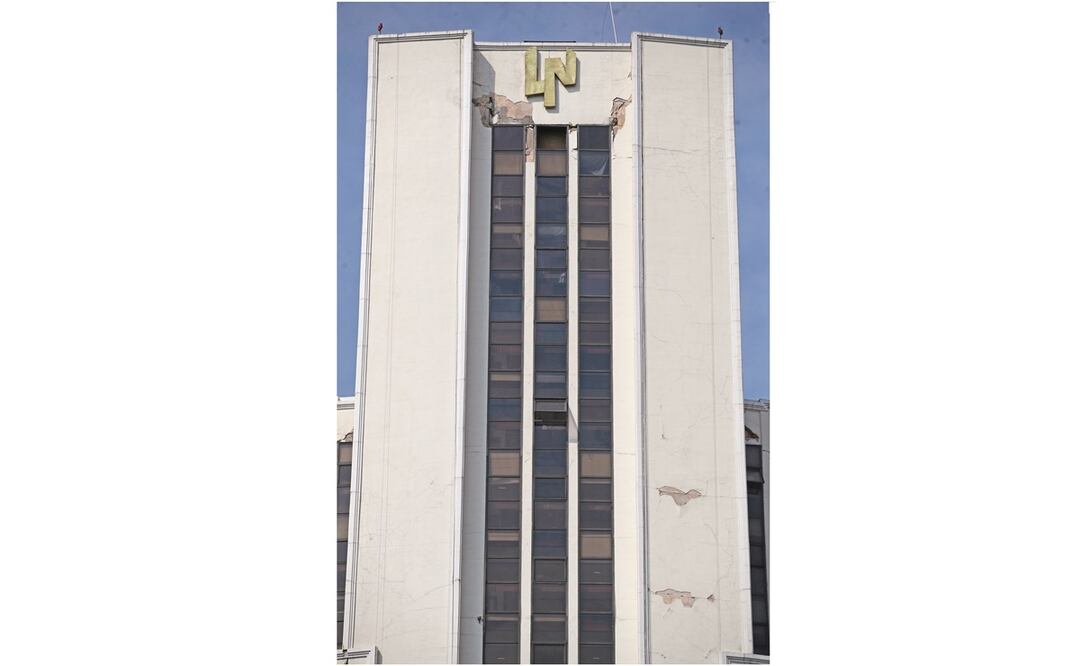 Grietas y pequeños desprendimientos son visibles en la fachada del inmueble. Foto: Germán Espinosa / EL UNIVERSAL