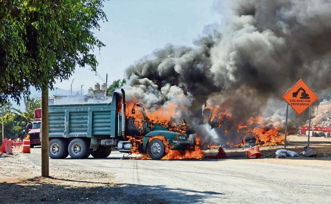 Dos camiones de carga fueron incendiados sobre la carretera Zitácuaro -Tuxpan, a la altura de la desviación a Jungapeo. (24/04/2025) Foto: Especial