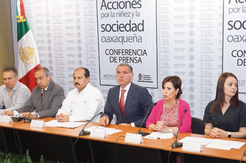 El gobernador de Oaxaca, Gabino Cué, acompañado por la titular de la Sedesol, Rosario Robles, entre otros, al momento de anunciar los programas federales para la renovación del sistema educativo en la entidad (EDWIN HERNÁNDEZ. EL UNIVERSAL)