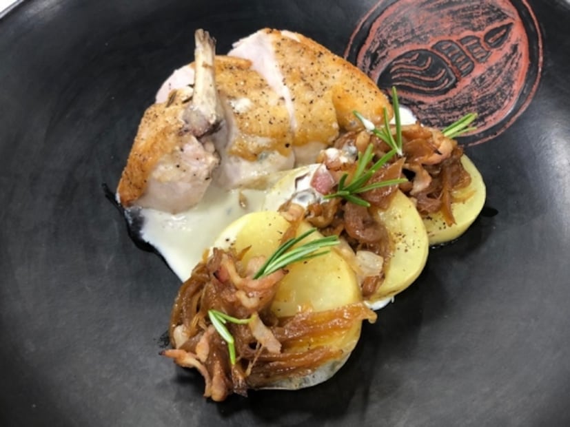 Pollo con papas, cebolla caramelizada con tocino y salsa de queso gorgonzola