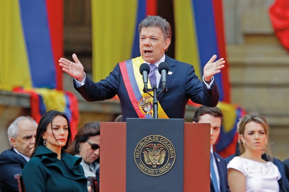 El presidente Juan Manuel Santos dijo que el apoyo económico que dio Odebrecht para sus campañas presidenciales de 2010 y 2014 ingresó a sus espaldas. (ARCHIVO AP)