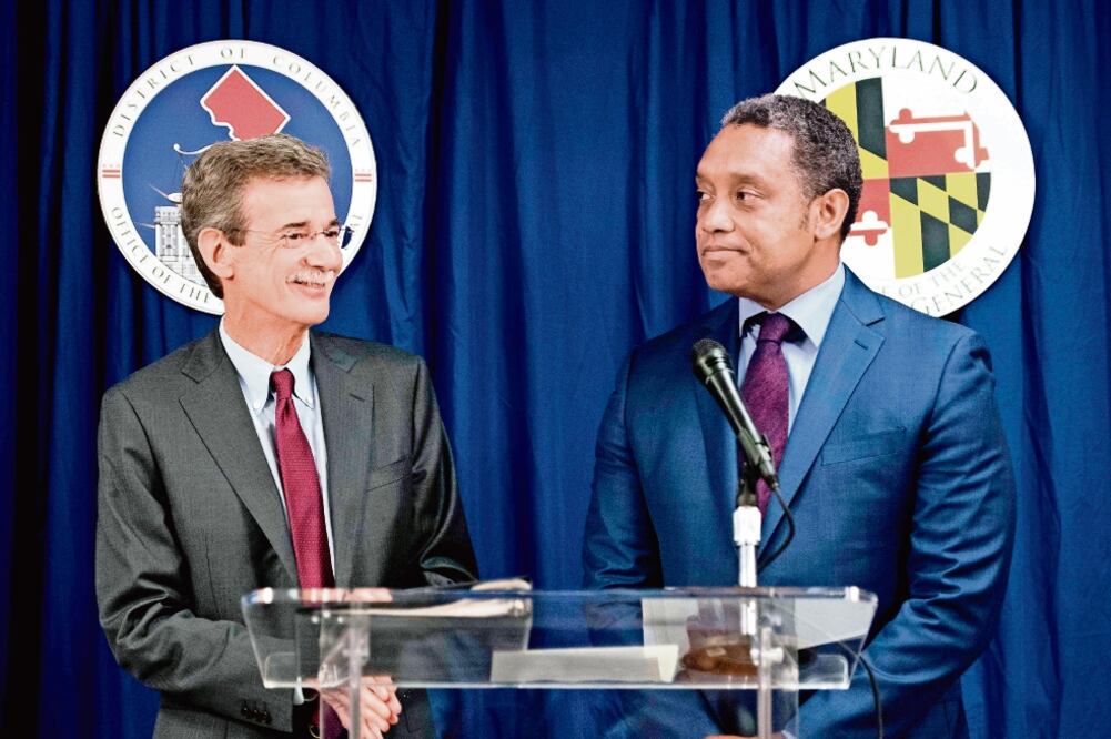 Los fiscales generales de Maryland, Brian Frosh, y del Distrito de Columbia, Karl Racine, hablaron ayer de su demanda contra el presidente Trump (JIM WATSON. AFP)
