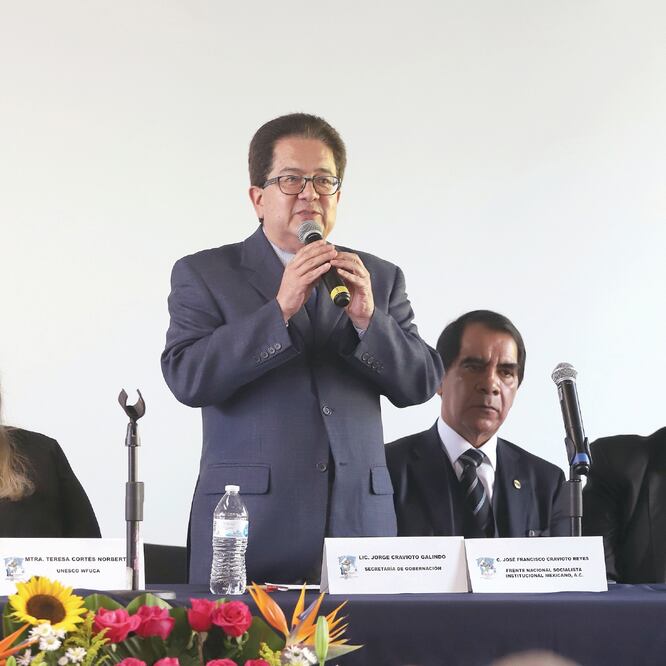 Jorge Cravioto Galindo (segundo de izq. a der.) durante la ratificación de México como sede y organizador de la Cumbre Internacional El Encuentro de dos Mundos... 500 Años Después. Foto: BERENICE FREGOSO. EL UNIVERSAL