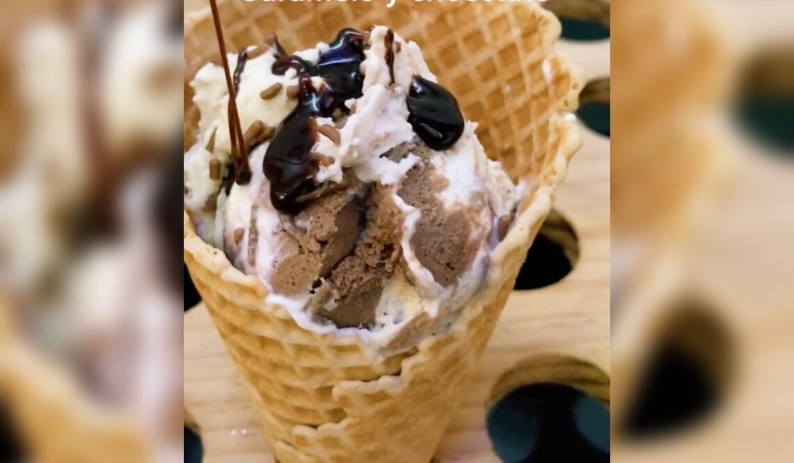 Como la canción, el helado tiene caramelo de chocolate. Foto: TikTok/@heladeriaescandon