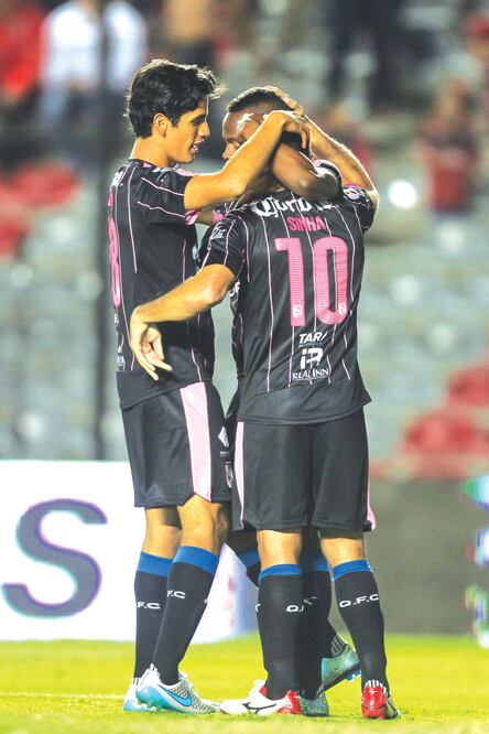 Jaime Gómez (izq.) y Sinha (10) felicitaron a Candelo por su gran gol (SERGIO MALDONADO. JAM MEDIA)