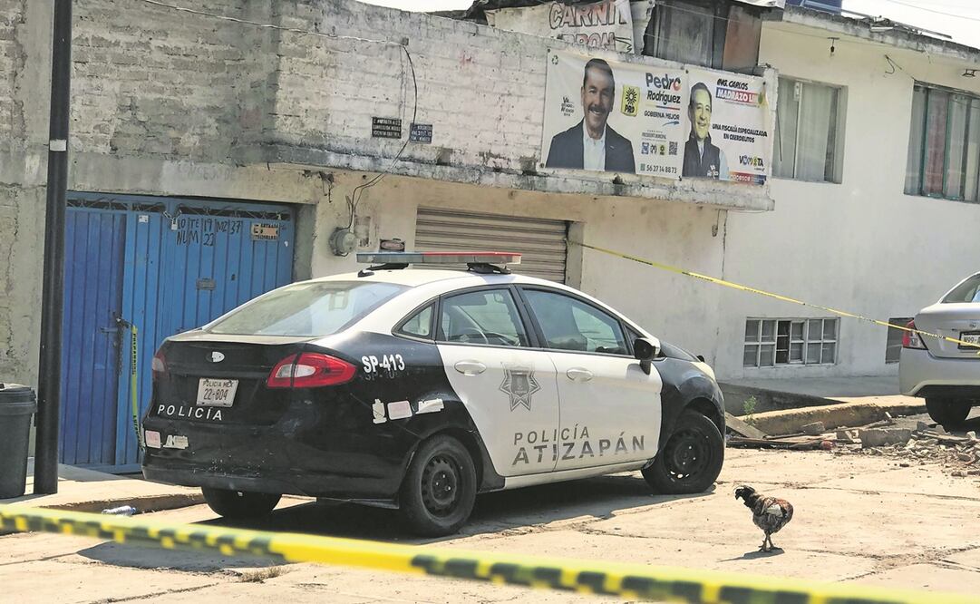 La casa donde vivió Andrés, de 71 años, permanece custodiada por patrullas de la policía municipal. El perímetro permanece acordonado por cintas amarillas y se observan escombros amontonados en la calle. Foto: Rebeca Jiménez/ EL UNIVERSAL