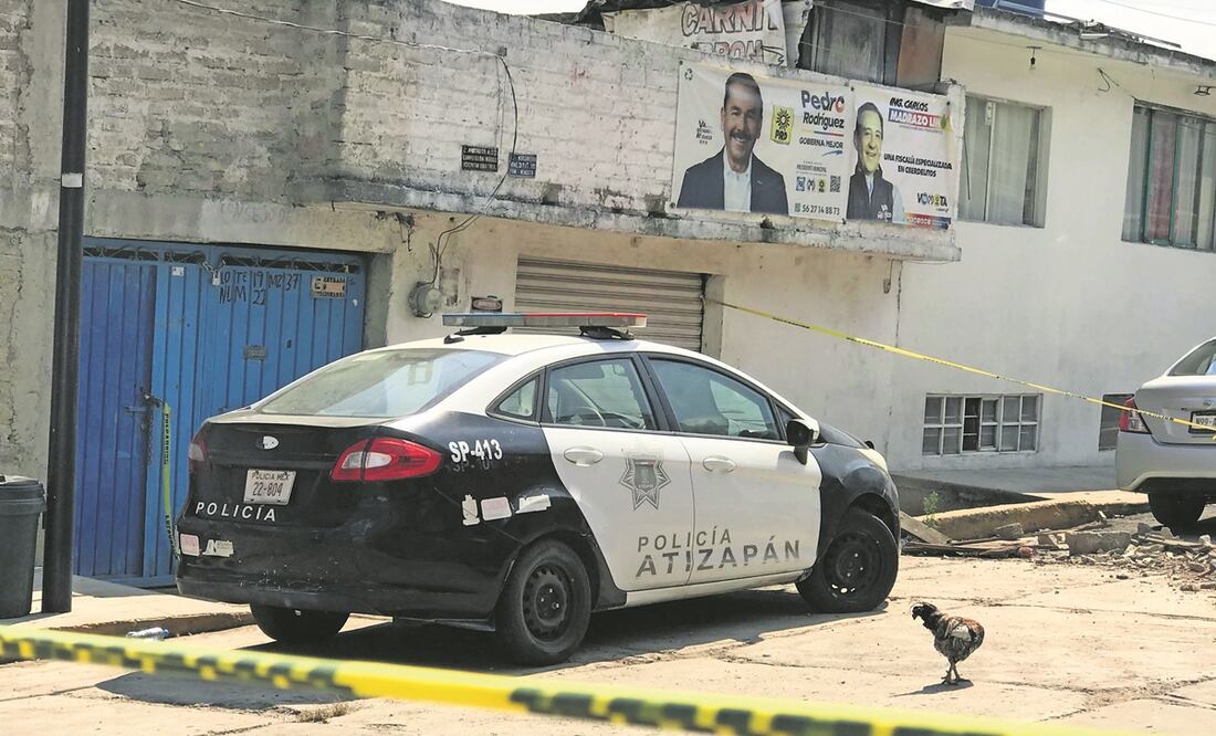 La casa donde vivió Andrés, de 71 años, permanece custodiada por patrullas de la policía municipal. El perímetro permanece acordonado por cintas amarillas y se observan escombros amontonados en la calle. Foto: Rebeca Jiménez/ EL UNIVERSAL