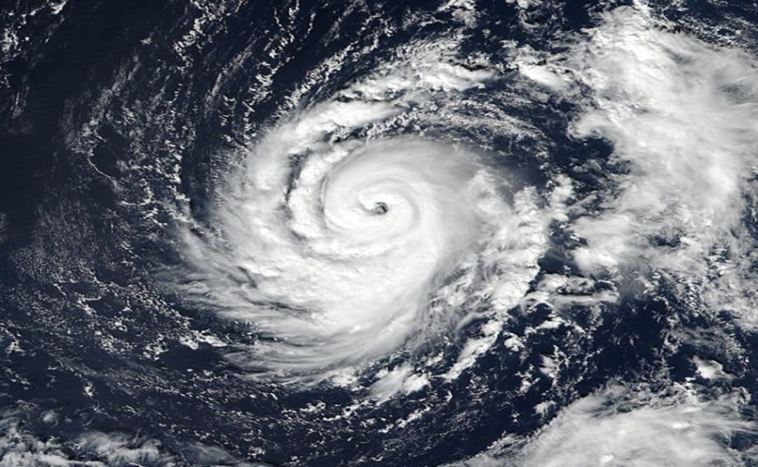 Spotted by satellite Hurricane Ophelia sporting an open eye, surrounded by powerful thunderstorms - Photo: Taken from NASA Twitter account